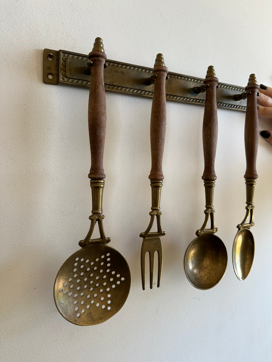 Ustensiles de cuisine en laiton et bois avec présentoir mural en laiton