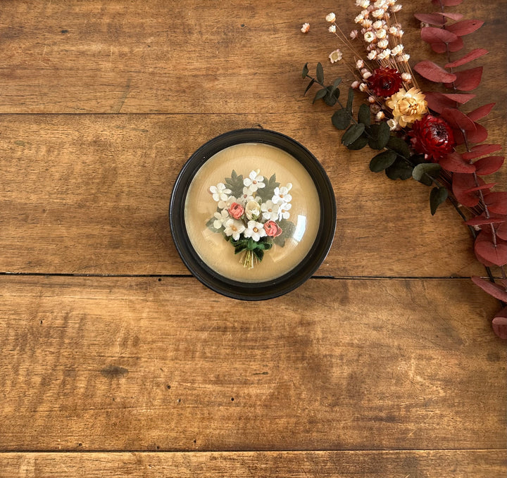 Fleurs en tissu sous verre bombé cadre rond noir