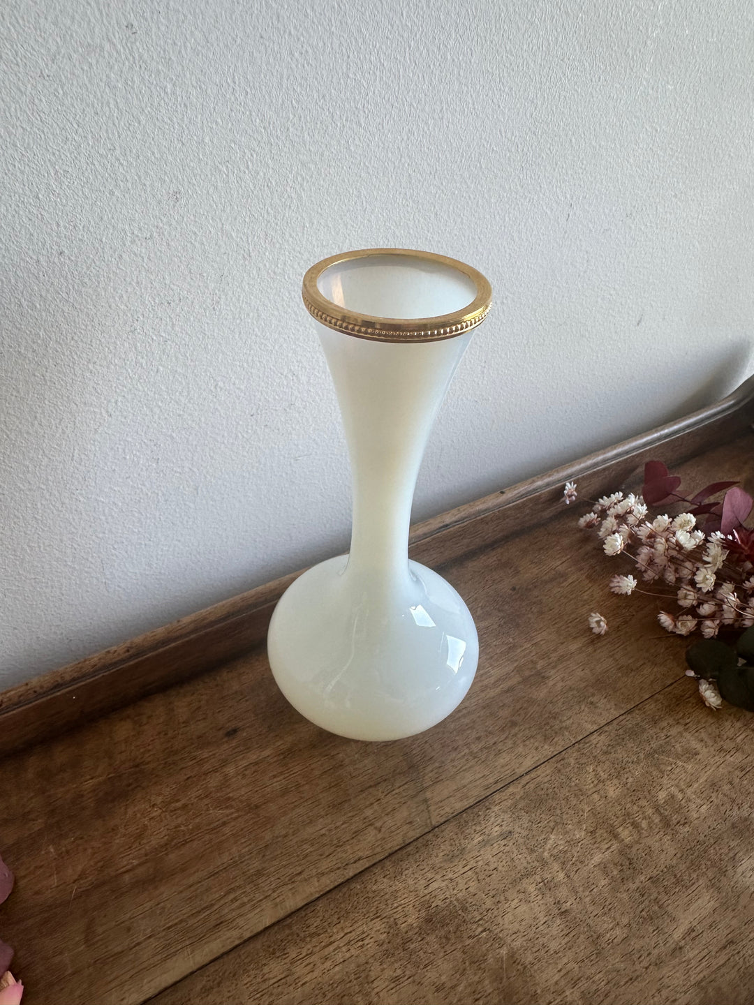 Vase en opaline blanche cerclé de laiton socle et ouverture