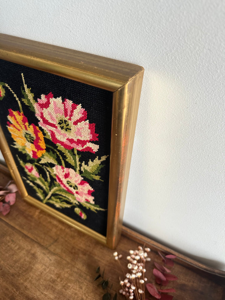 Broderie au point de croix motifs fleurs roses et oranges