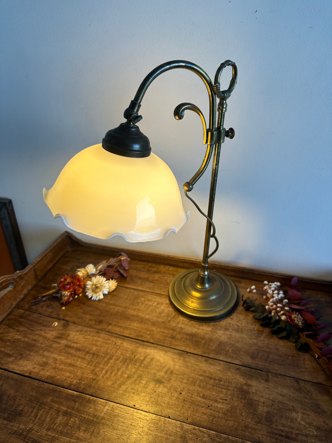 Lampe en laiton et opaline blanche