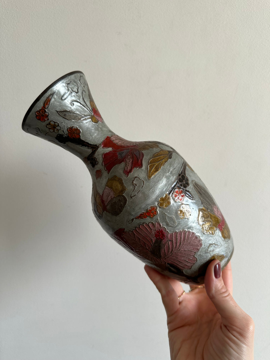 Vase en laiton émaillé fleurs rouge sur fond gris