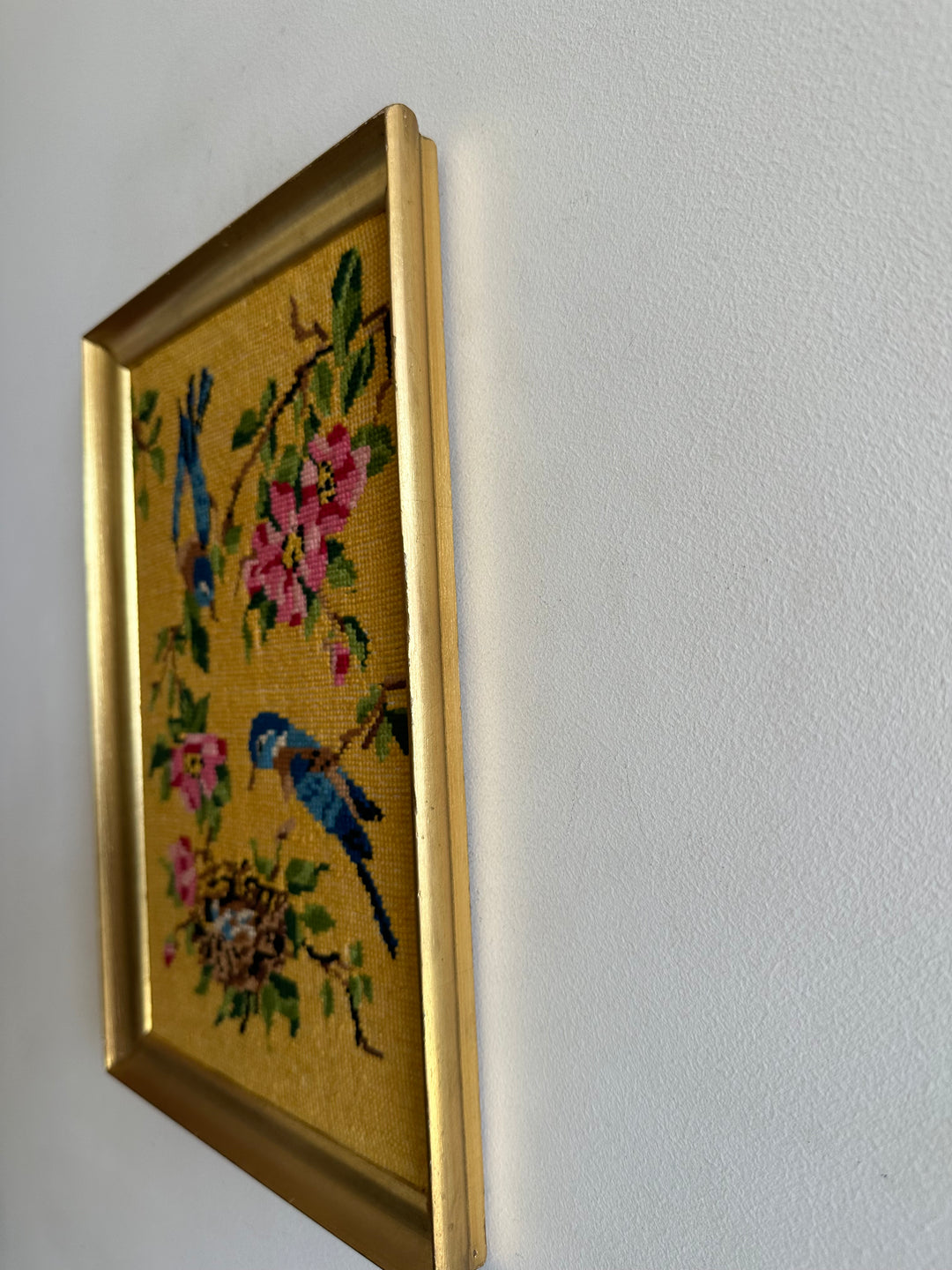 Broderie oiseaux sur fond jaune