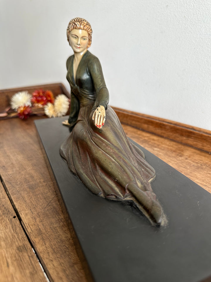 Statuette jeune femme allongée sur le coté en robe longue