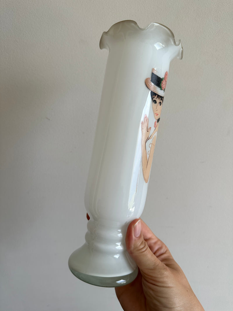 Vase en opaline blanche jeune femme années 50