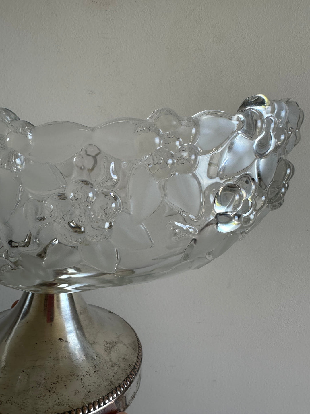 Coupe à fruits en verre moulé et cristal sur pied argenté