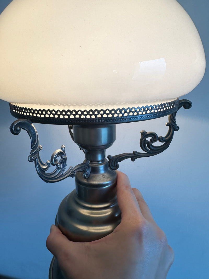 Lampe en étain globe en opaline blanche