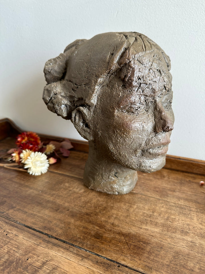 Sculpture en argile visage jeune femme