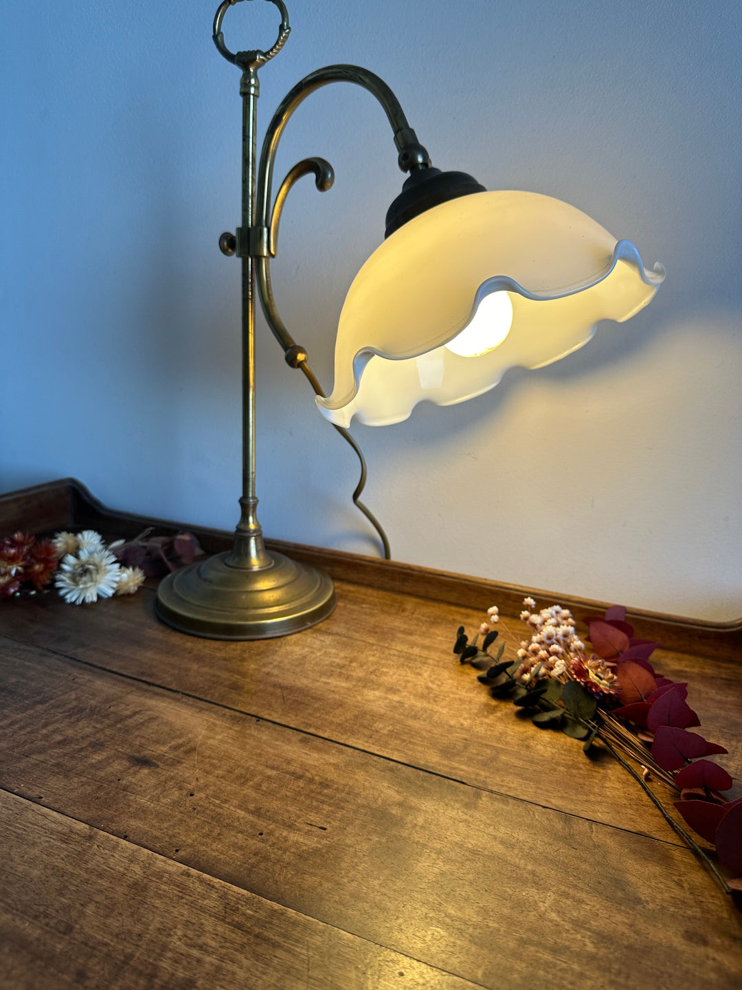 Lampe en laiton et opaline blanche