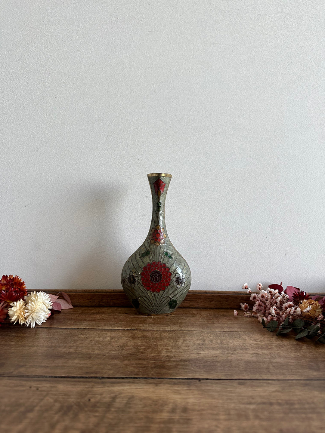 Vase en laiton émaillé motif fleurs rouges