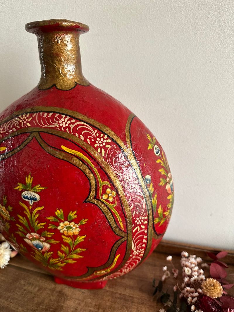 Vase en papier mâché et résine décorations florales fond rouge