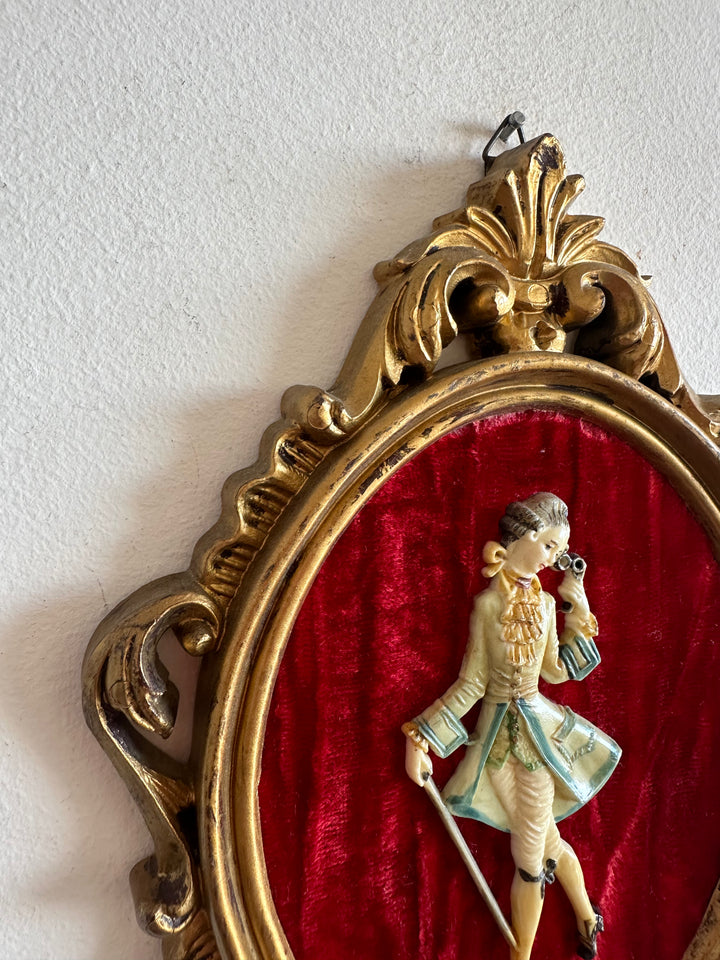 Figurine sur fond de velours rouge encadrement rococo doré