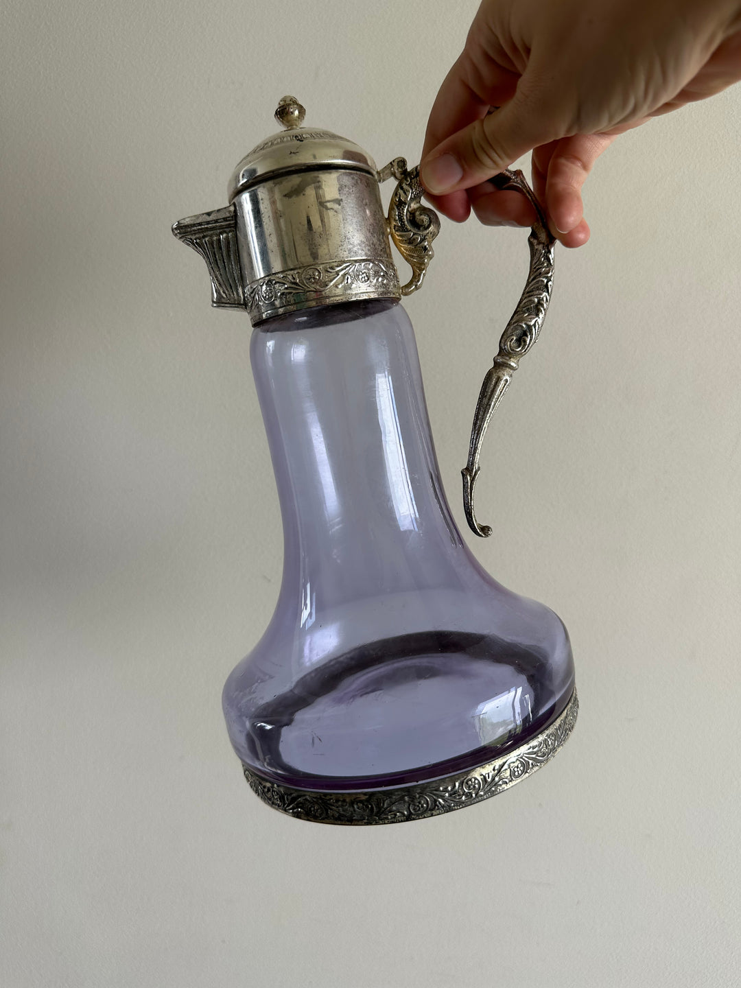 Carafe en verre violine bec et anse en métal argenté travaillés