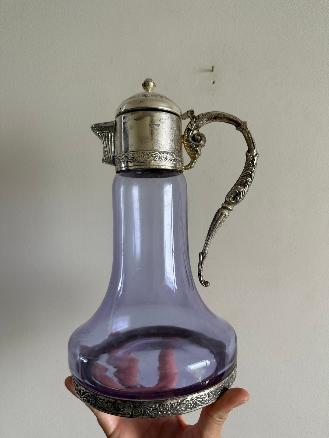 Carafe en verre violine bec et anse en métal argenté travaillés