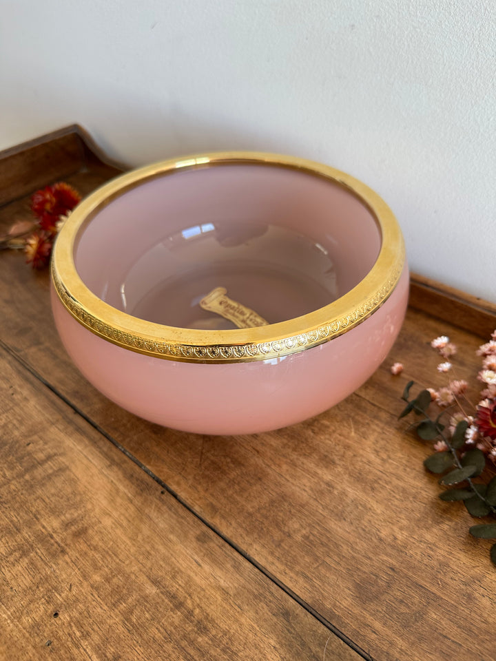 Saladier en opaline rose cerclé de bronze doré