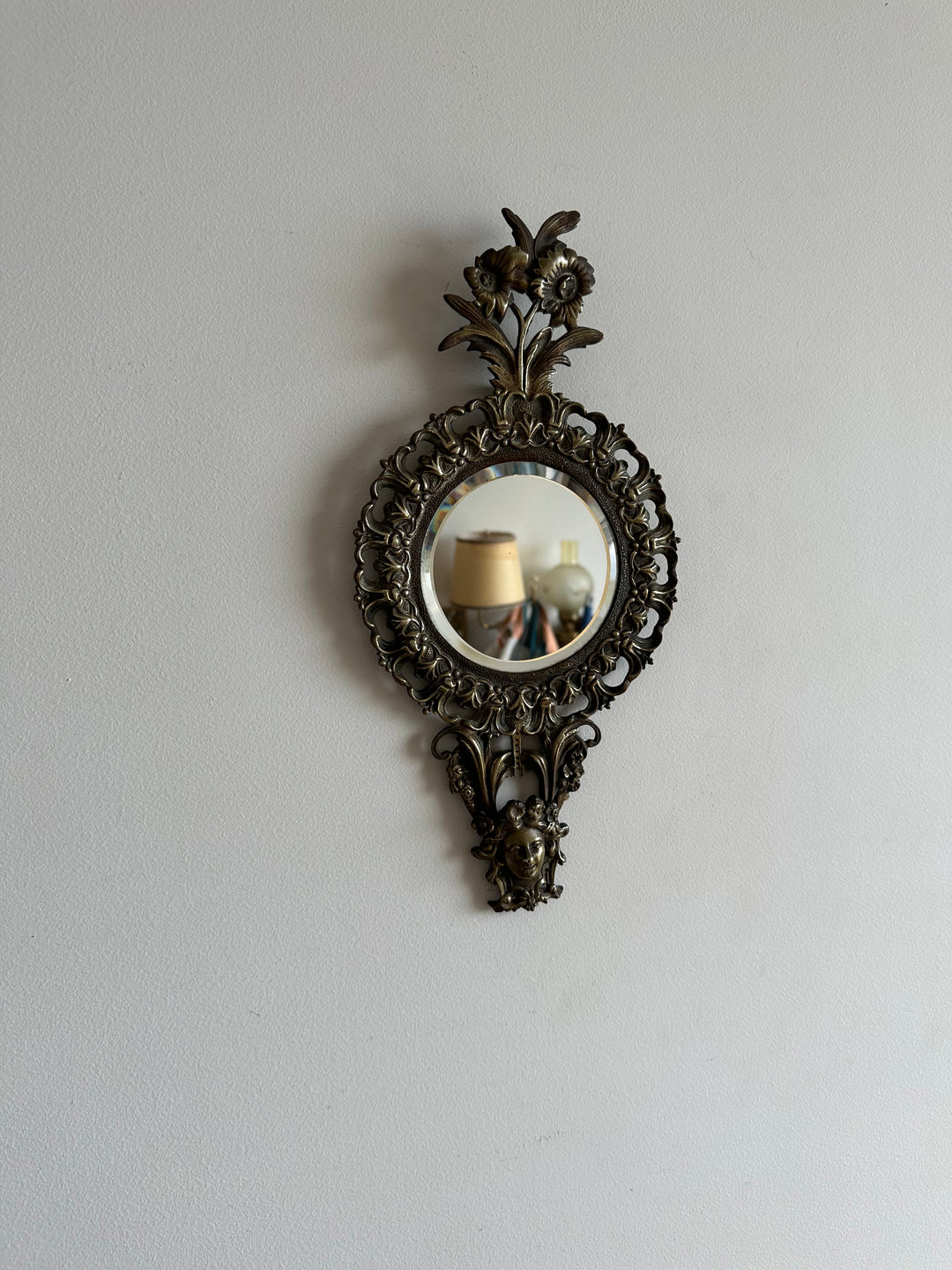 Miroir en bronze 19ème style baroque fronton marguerites