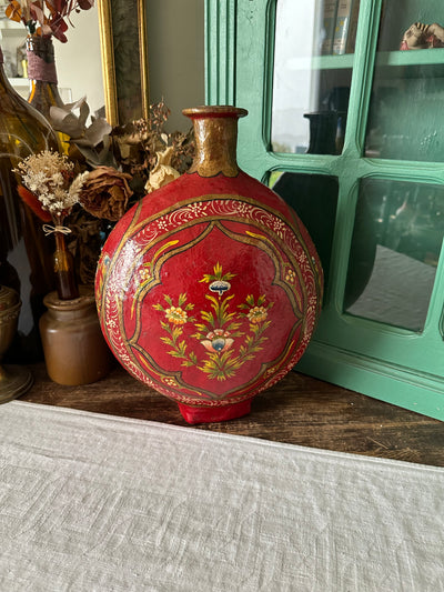 Vase en papier mâché et résine décorations florales fond rouge