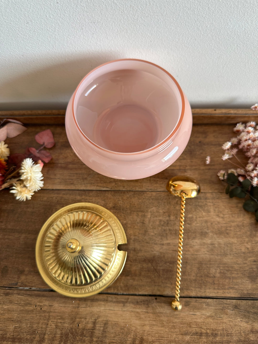 Sucrière en opaline rose sur pied doré