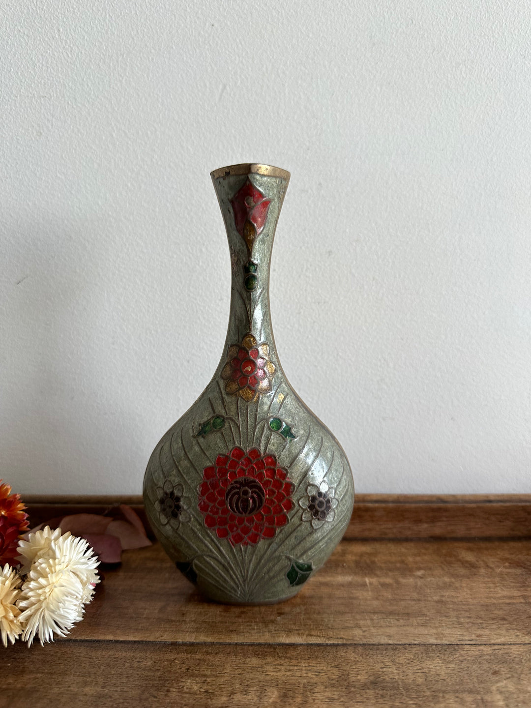 Vase en laiton émaillé motif fleurs rouges