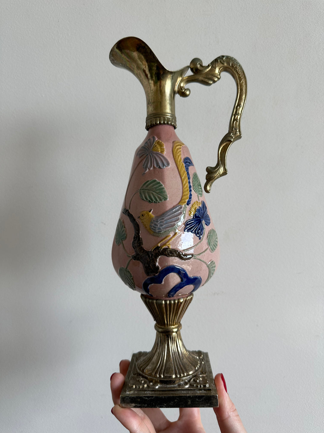 Carafe sur pied émaillée motifs oiseaux en relief