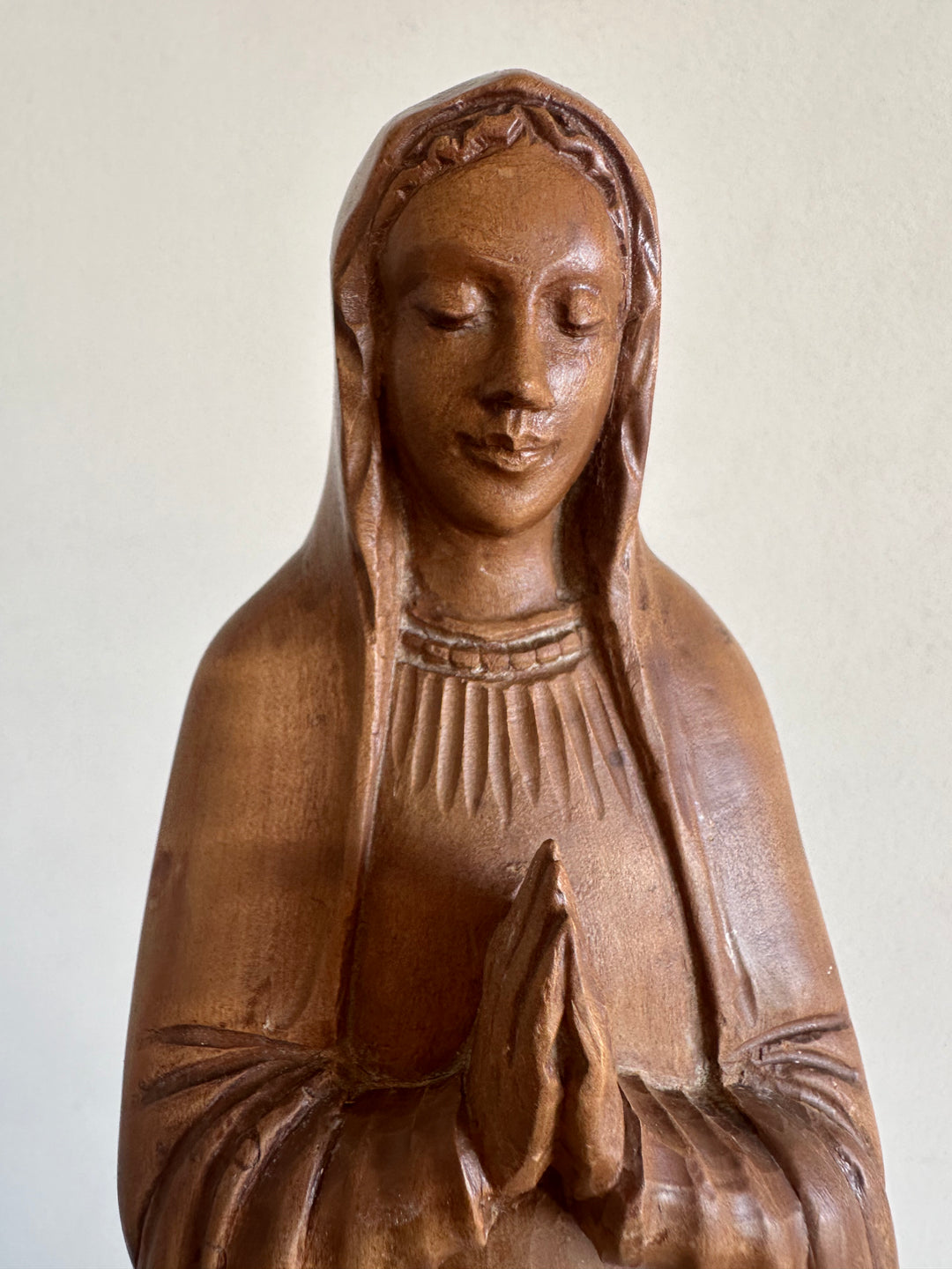 Statuette de la vierge en bois sculptée signée Lucien Pessey (1912-1992)