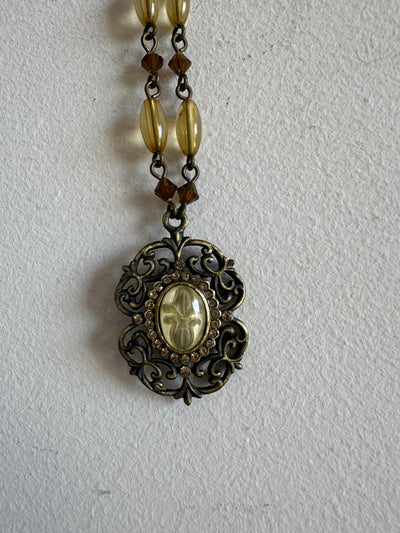 Collier médaillon en laiton et perles ambrées