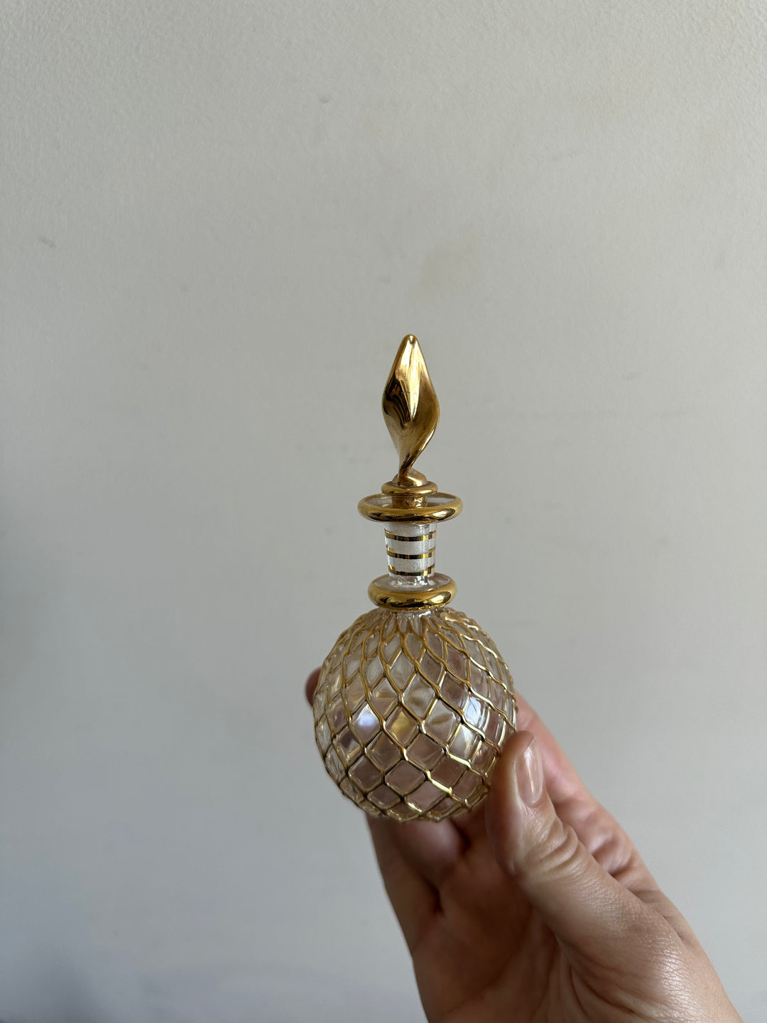 Fioles à parfum vintage dorées rondes
