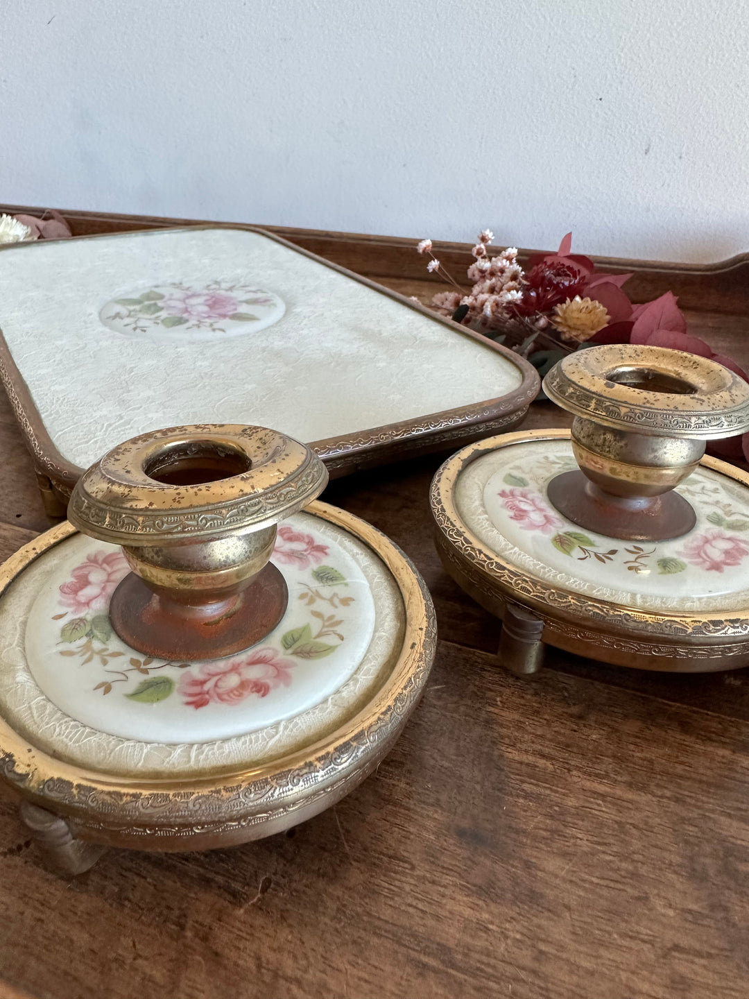 Ensemble de toilette en laiton repoussé et dentelle fleurie années 50