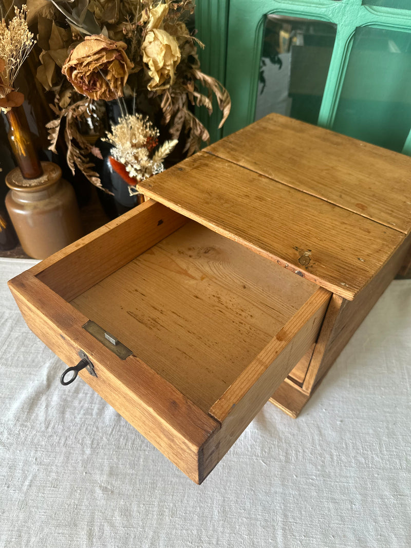 Boite de rangement artisanale en bois 1950