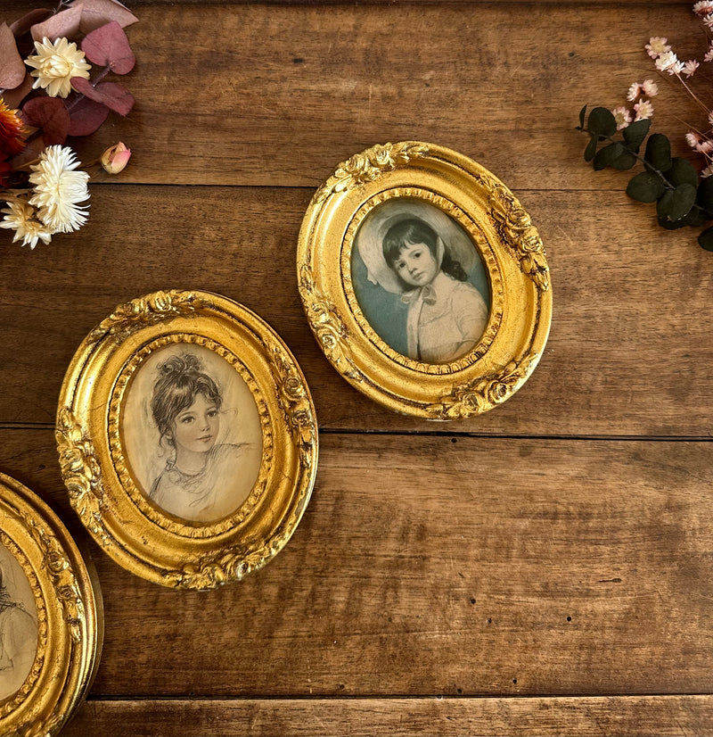 Trio de portraits sur soie dans leurs cadres  épais en bois doré