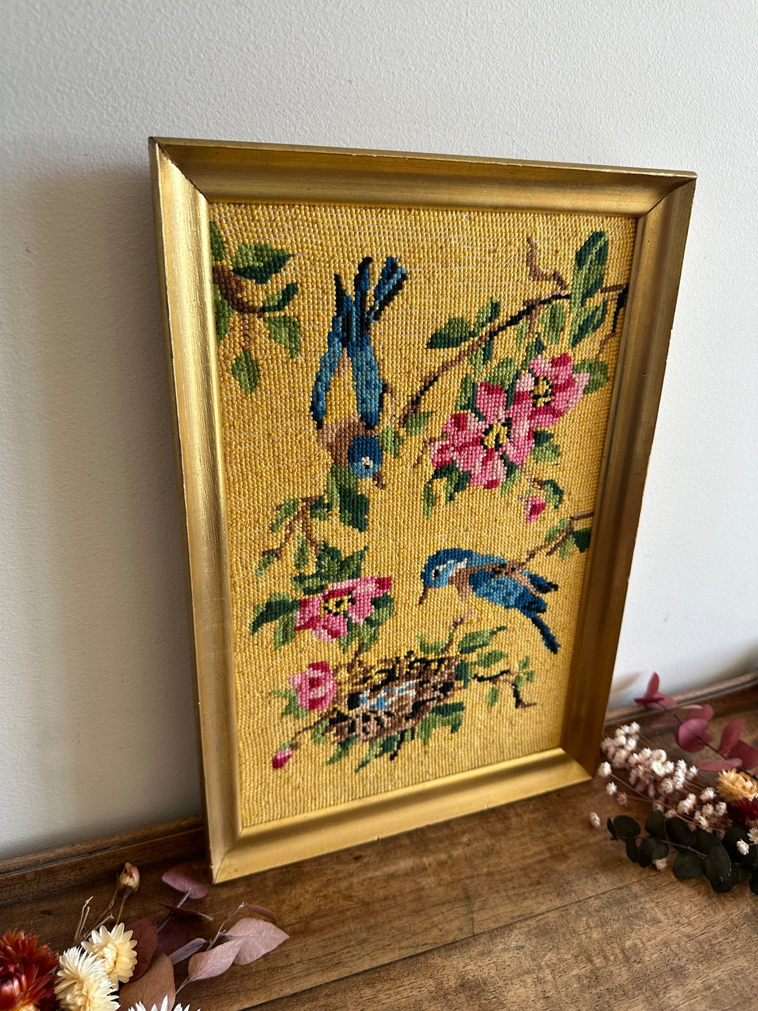 Broderie oiseaux sur fond jaune