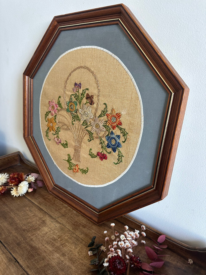 Broderie 19ème dans cadre en bois hexagonal