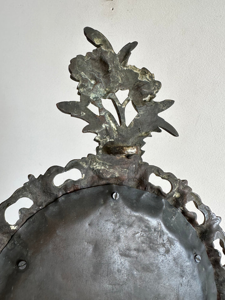 Miroir en bronze 19ème style baroque fronton marguerites