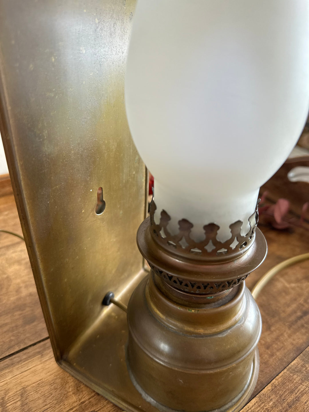 Lampe à pétrole électrifiée globe allongé en verre fumé