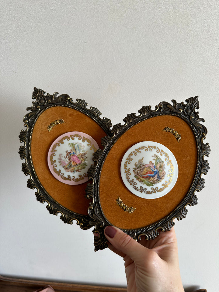 Pastilles en porcelaine sur fond de tissu orange, cerclée de métal doré style rococo