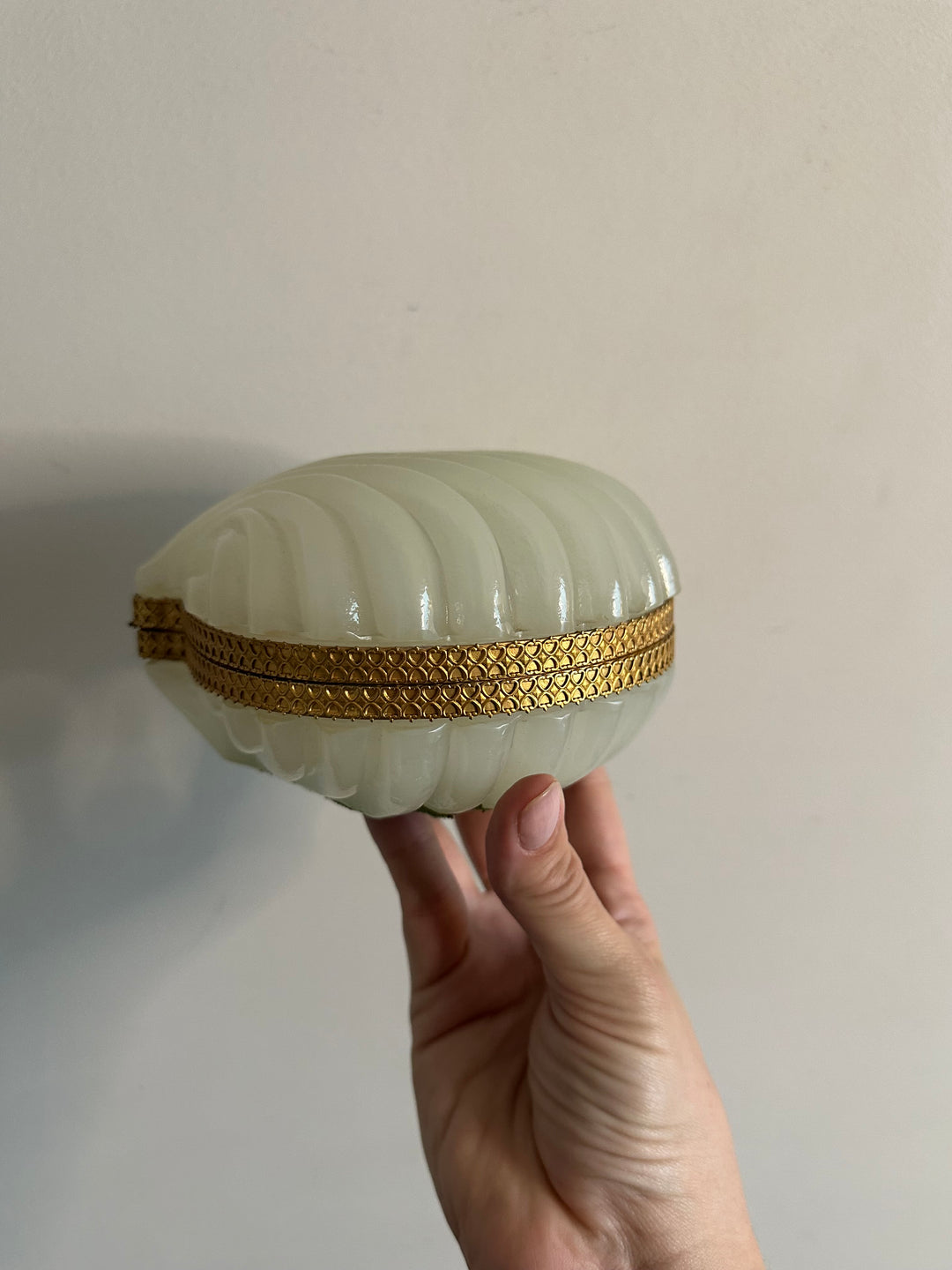 Bonbonnière coquillage en opaline cerclée de métal doré