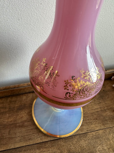 Vase en opaline rose serti d'un camé en résine