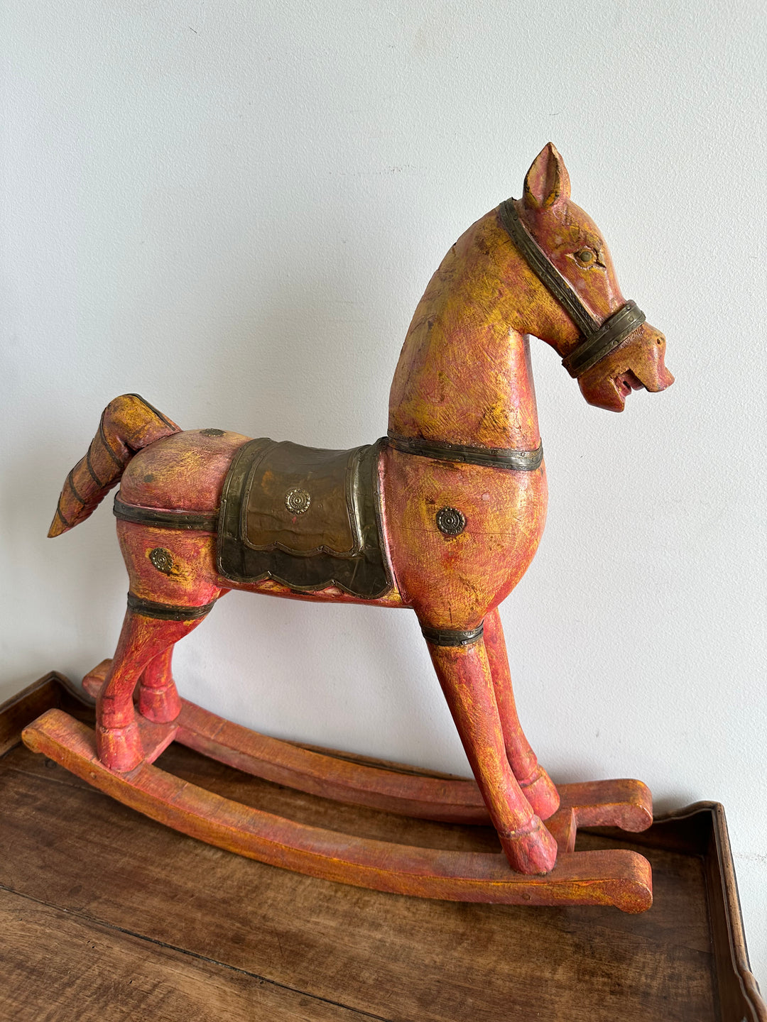 Cheval à bascule en bois et laiton