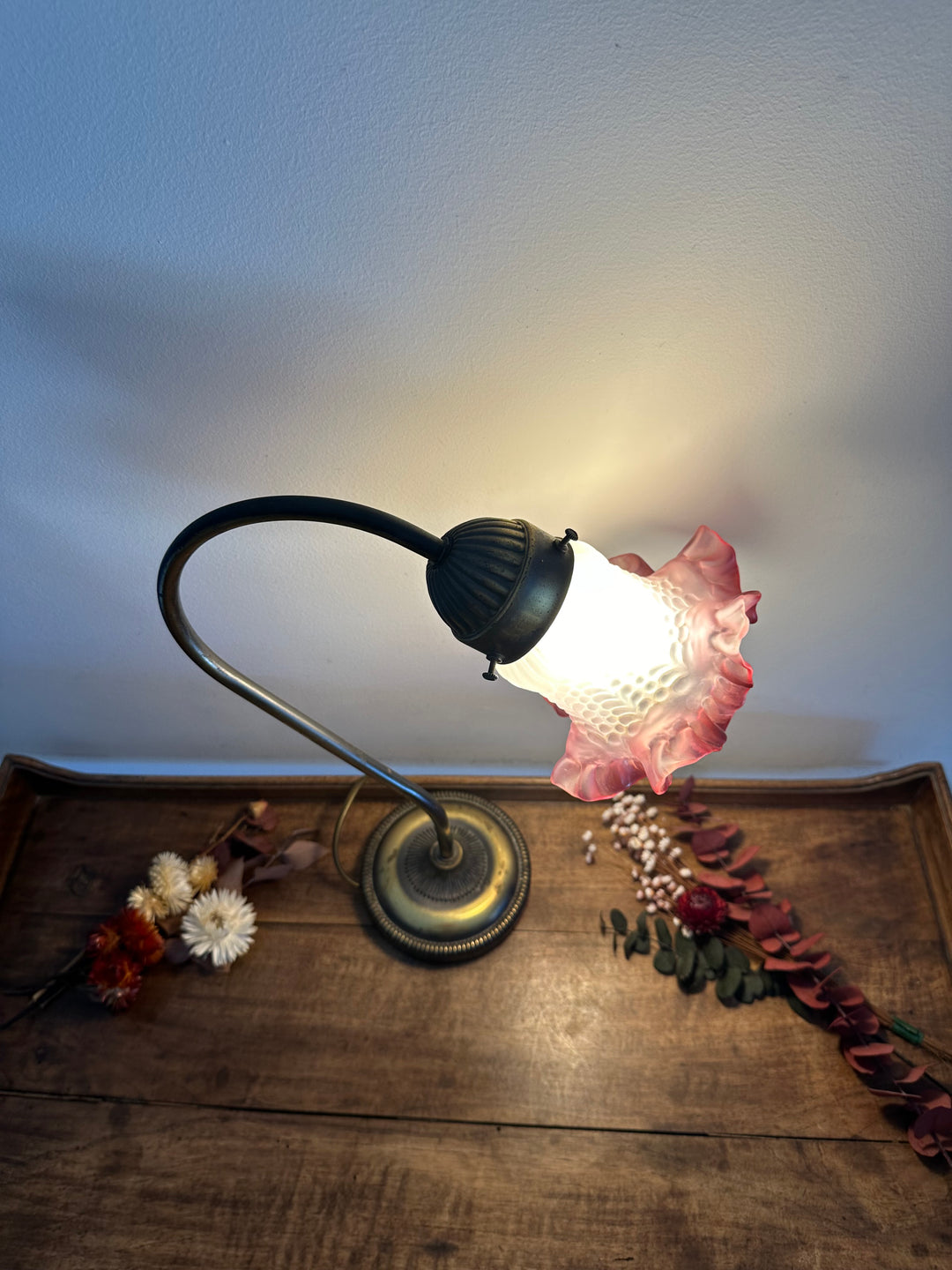 Lampe en laiton col de cygne globe tulipe rose