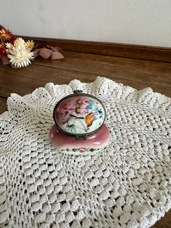 Pilulier en porcelaine P.A, motifs oiseaux et fleurs