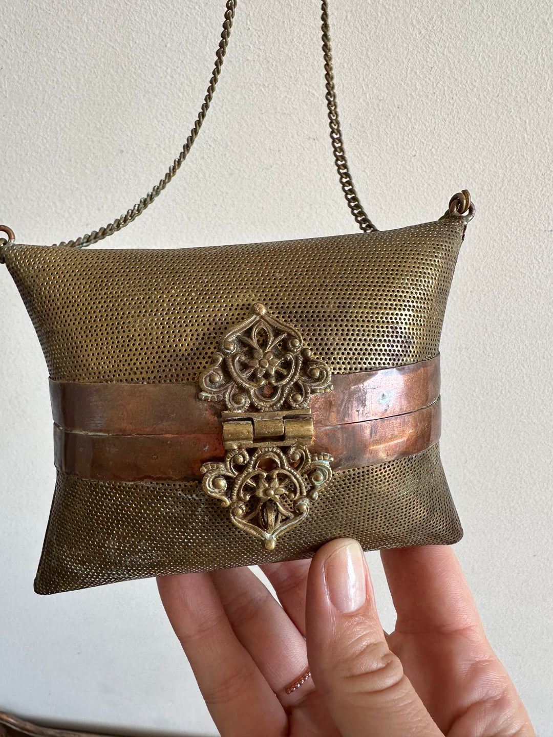 Minaudière en laiton et cuivre avec chainette