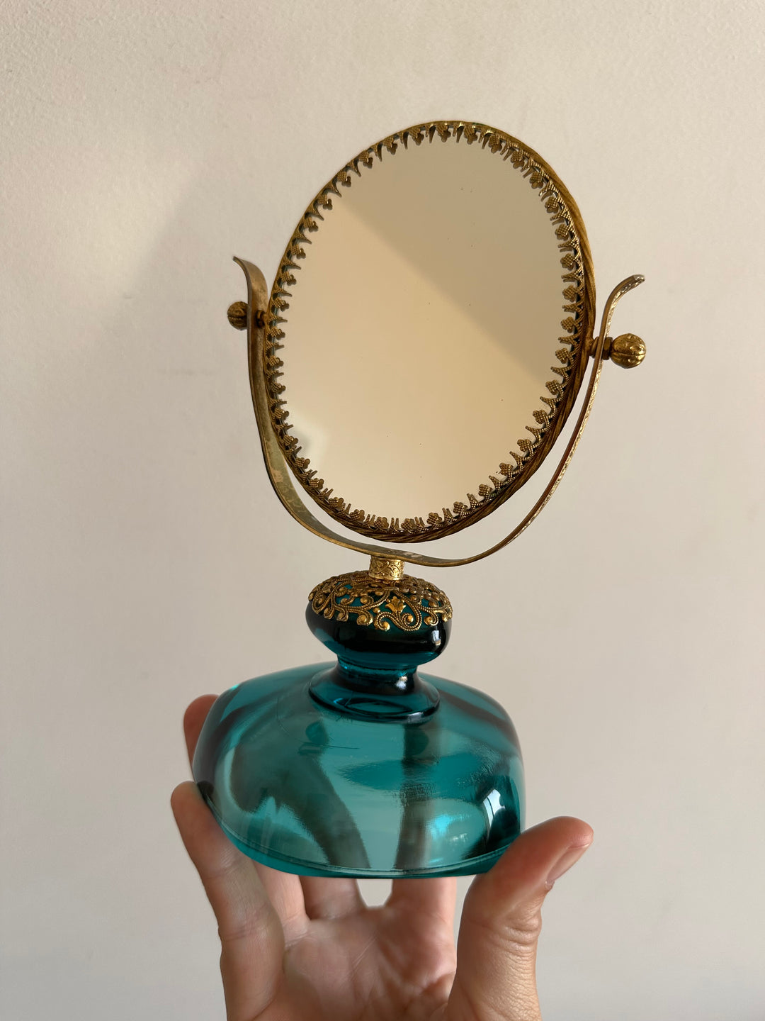 Miroir à poser en laiton dentelé sur socle en verre bleu