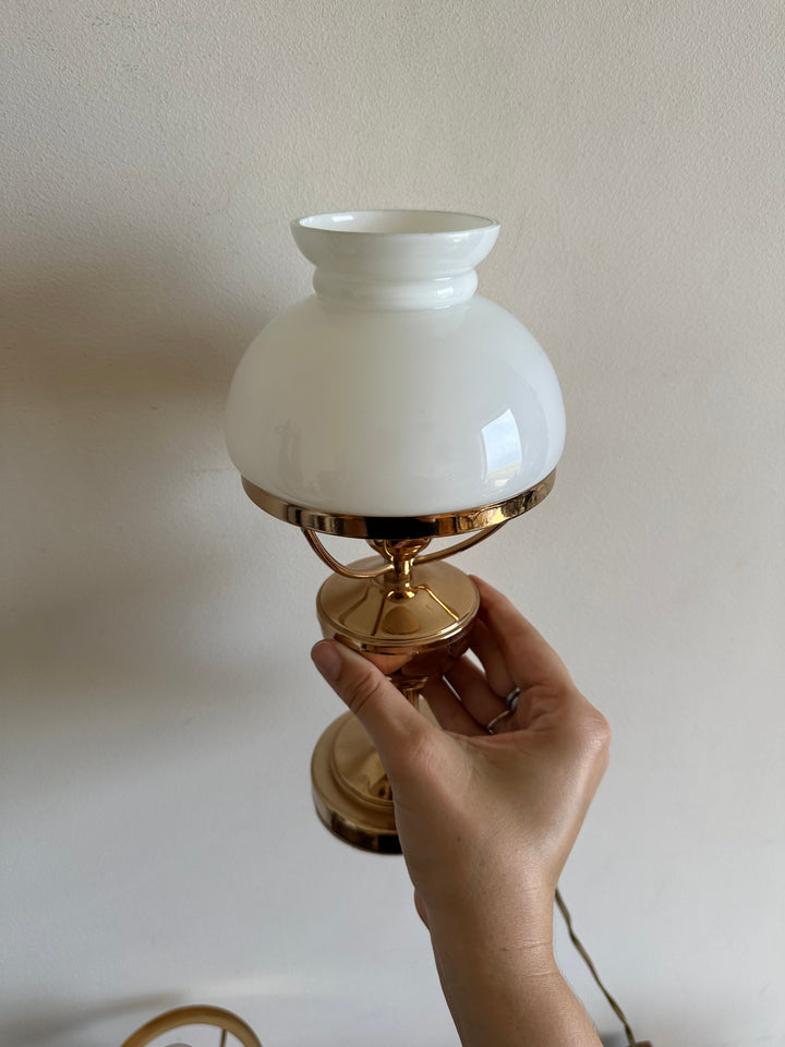 Lampes de chevet en métal doré et globes en opaline