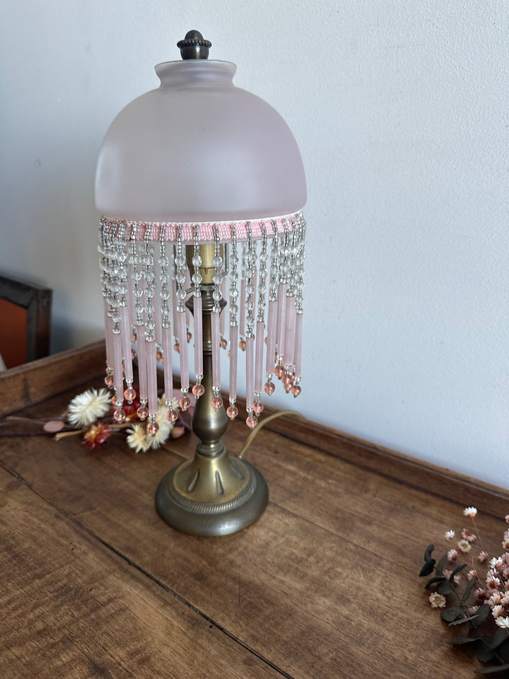 Lampe style charleston pampilles rose pâle pied en laiton