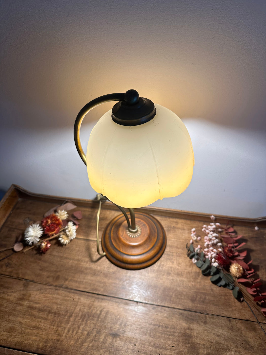 Lampe en laiton et bois globe tulipe couleur pêche poudrée