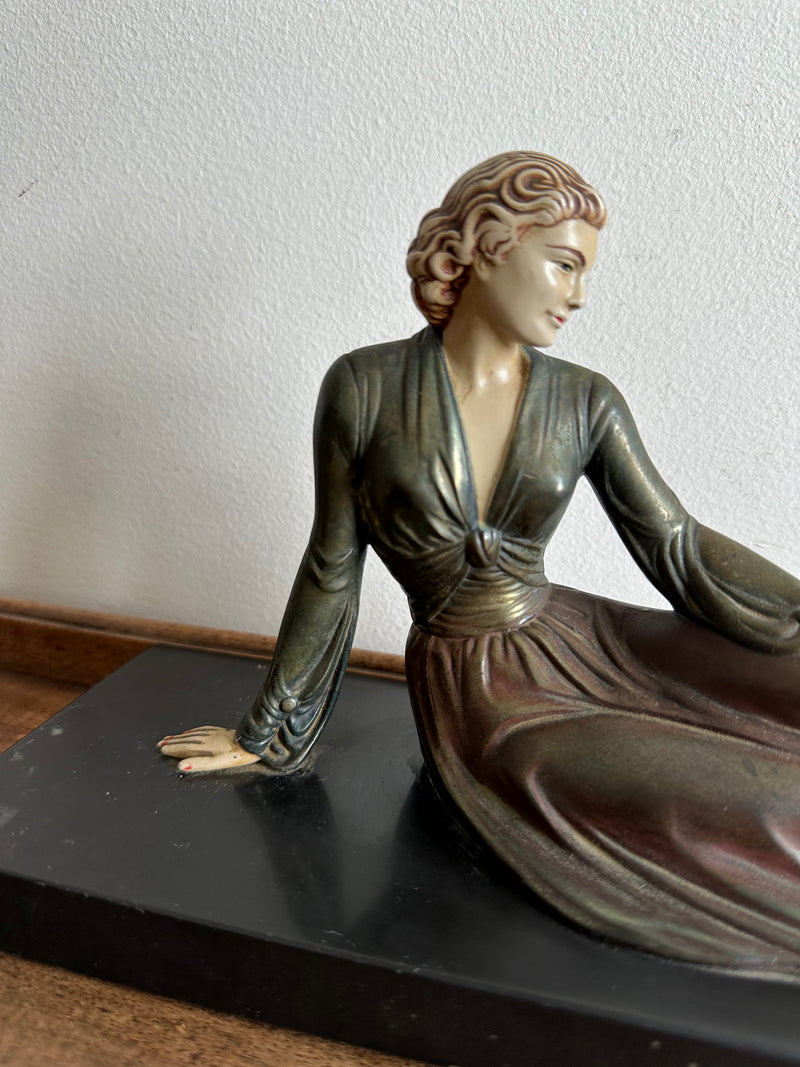 Statuette jeune femme allongée sur le coté en robe longue