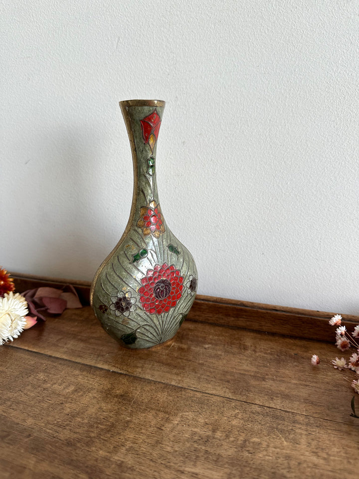 Vase en laiton émaillé motif fleurs rouges