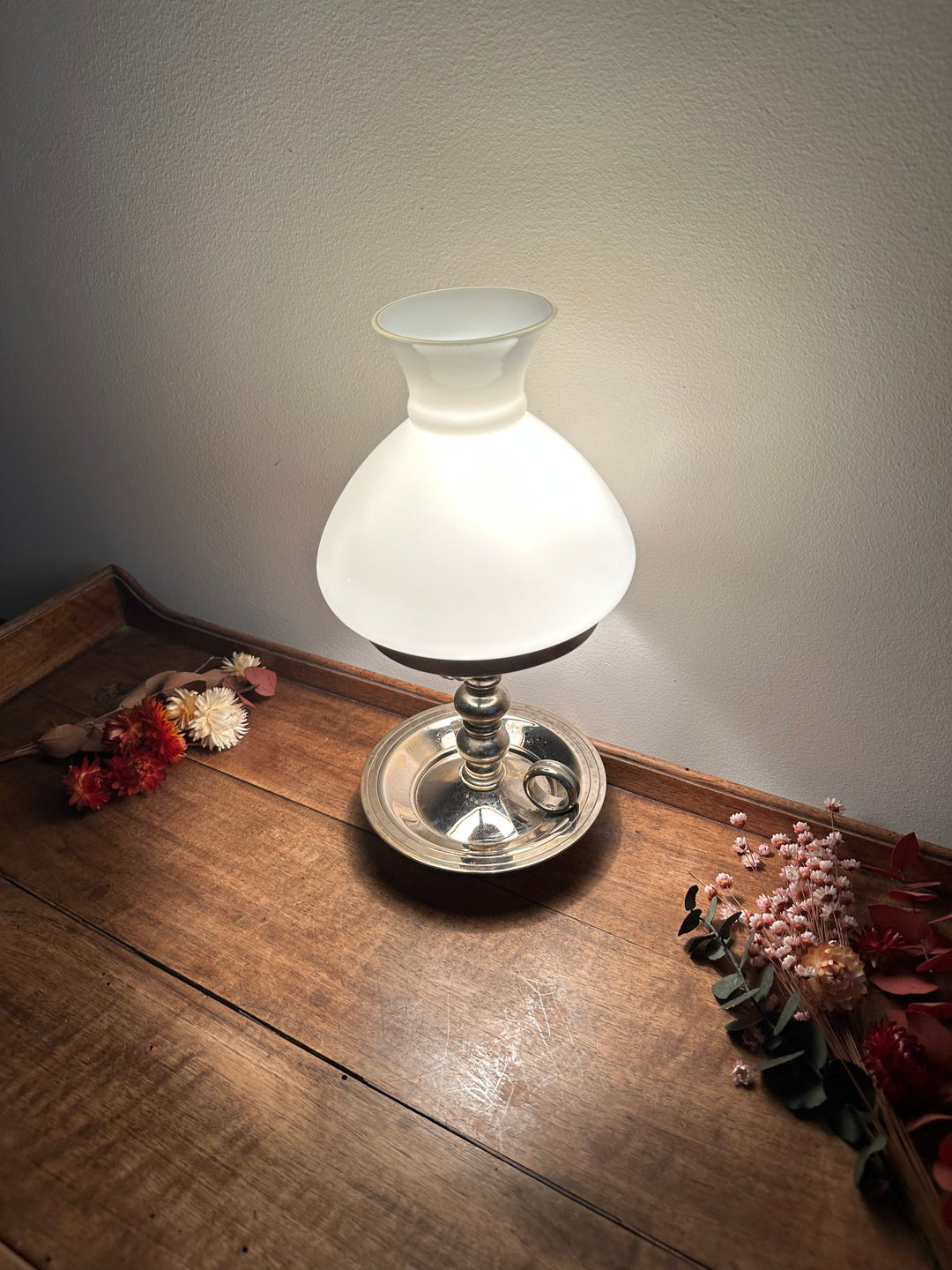 Lampe socle rat de cave en métal et opaline