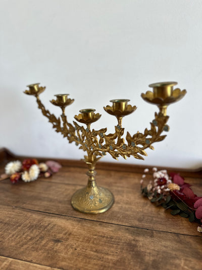 Chandelier d'autel en laiton doré orné de petite fleurs émaillées