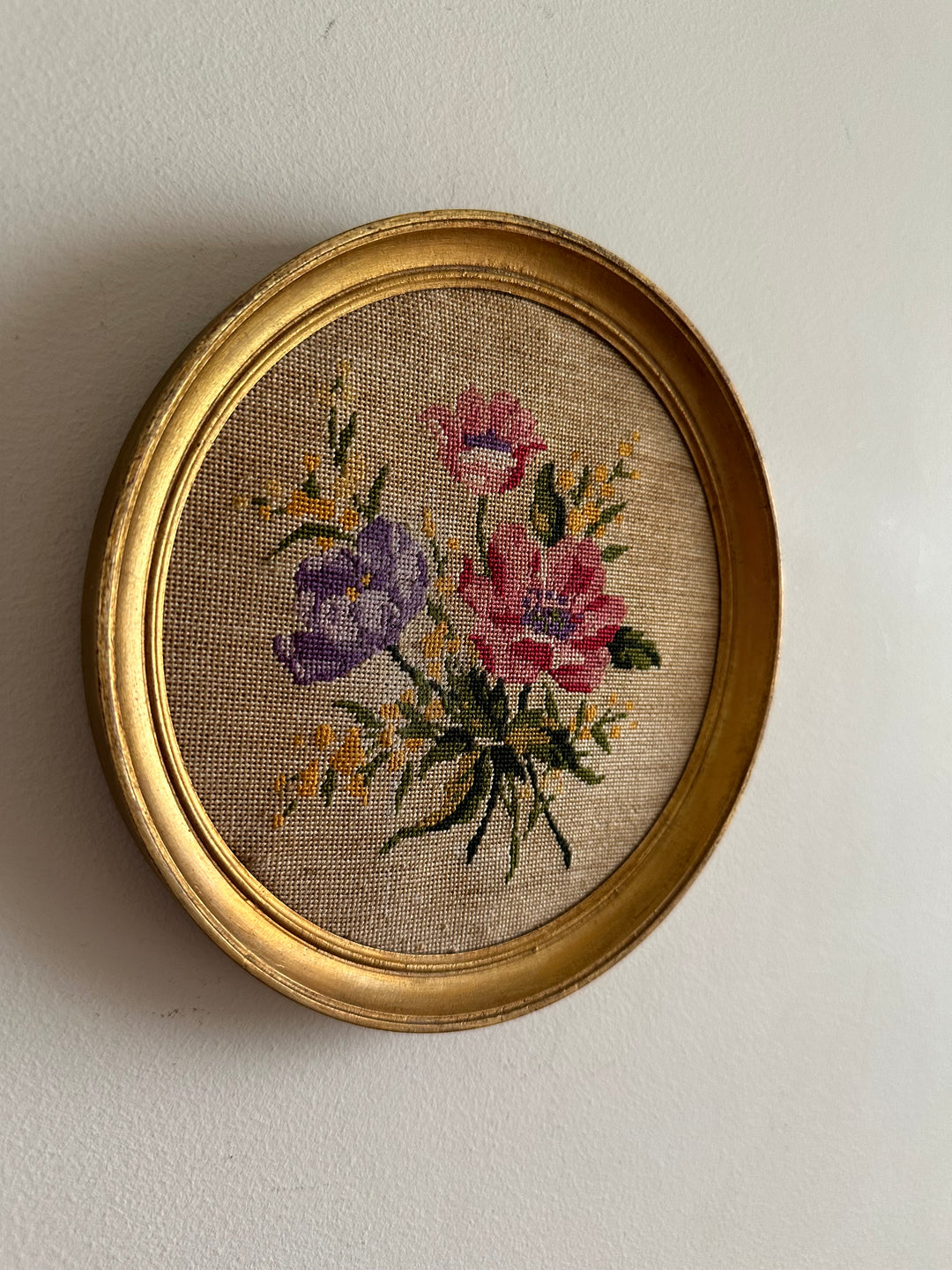 Broderie ancienne fleurs roses cadre rond en bois doré